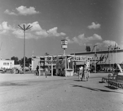 Magyarország, Városliget,Budapesti Ipari Vásár, Budapest XIV., 1958, Keveházi János, nemzetközi vásár, Budapest, hangosbeszélô, köztéri óra, képarány: négyzetes, neon lámpa, Fortepan #197632