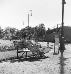 Magyarország, Városliget,Budapesti Ipari Vásár, Budapest XIV., 1958, Keveházi János, Budapest, pihenés, pad, szemetes, képarány: négyzetes, nők, Fortepan #197633