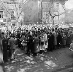 Magyarország, Budapest XIV., Thököly út, május 1-i felvonulás résztvevői, háttérben a 88-as számú ház, jobbra az Ilka utca sarkán álló ház látható., 1958, Keveházi János, május 1, felvonulás, Budapest, képarány: négyzetes, Fortepan #197638