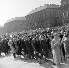 Magyarország, Budapest XIV.,Budapest VII., Ötvenhatosok tere (Felvonulási tér), május 1-i felvonulás, háttérben a Dózsa György úti házak láthatók a István utca torkolatánál., 1958, Keveházi János, május 1, felvonulás, Budapest, képarány: négyzetes, Fortepan #197642