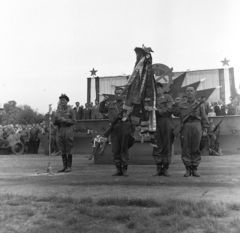 Magyarország, Budapest X., Halom utcai sporttelep, a kőbányai munkásőrzászlóalj zászlóavató és névadó ün­nepsége 1958. május 17-én., 1958, Keveházi János, munkásőr, Budapest, zászló, képarány: négyzetes, gesztus, szónok, Fortepan #197650