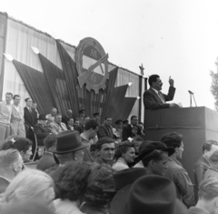 Magyarország, Budapest X., Halom utcai sporttelep, a kőbányai munkásőrzászlóalj zászlóavató és névadó ün­nepsége 1958. május 17-én. A mikrofonnál Aczél György, a művelődésügyi miniszter első helyettese., 1958, Keveházi János, munkásőr, Budapest, híres ember, politikai dekoráció, képarány: négyzetes, gesztus, címer, szónok, Fortepan #197653