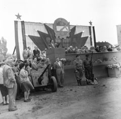 Magyarország, Budapest X., Halom utcai sporttelep, a kőbányai munkásőrzászlóalj zászlóavató és névadó ün­nepsége 1958. május 17-én. A mikrofonnál Aczél György, a művelődésügyi miniszter első helyettese., 1958, Keveházi János, munkásőr, Budapest, képarány: négyzetes, Fortepan #197654