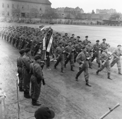 Magyarország, Budapest X., Halom utcai sporttelep, a kőbányai munkásőrzászlóalj zászlóavató és névadó ün­nepsége 1958. május 17-én., 1958, Keveházi János, munkásőr, Budapest, képarány: négyzetes, Fortepan #197655