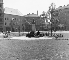 Magyarország, Budapest VIII., Kálvária (Kulich Gyula) tér a Csobánc utca és a Diószegi Sámuel utca találkozása felé nézve, a kép előterében Kulich Gyula mellszobra (Kelemen Kristóf, 1958)., 1958, Keveházi János, Budapest, mellszobor, Fortepan #197657