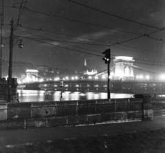 Magyarország, Budapest V., Eötvös tér, háttérben a kivilágított Széchenyi Lánchíd és Halászbástya., 1958, Keveházi János, Budapest, képarány: négyzetes, díszkivilágítás, Fortepan #197663