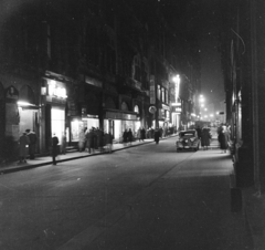 Magyarország, Budapest V., Kígyó utca a Váci utca felől a Ferenciek tere (Felszabadulás tér) felé nézve., 1958, Keveházi János, Budapest, utcakép, képarány: négyzetes, este, üzletsor, Fortepan #197664