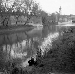 Magyarország, Győr, Radó-sziget a Rábán, szemben a Püspök vár bástyája, hátrébb a karmelita templom., 1950, Wein Sarolta, templom, víztükör, barokk-stílus, Kármeliták, Fortepan #19767