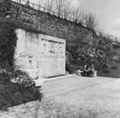 Magyarország, Gellérthegy, Budapest XI., Gellért legenda-kút (Medgyessy Ferenc, 1943.)., 1958, Keveházi János, Budapest, díszkút, dombormű, képarány: négyzetes, Fortepan #197674