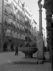 Austria, Innsbruck, Herzog Friedrich Strasse, ivókút a Trautsonhaus előtt., 1944, Wein Sarolta, well, venetian blind, Fortepan #19768