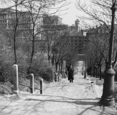 Magyarország, Tabán, Budapest I., Kőműves lépcső, háttérben a Buzogány torony és a Budavári Palota (korábban Királyi Palota)., 1958, Keveházi János, Budapest, felülnézet, lépcsősor, Fortepan #197682