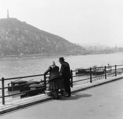 Magyarország, Budapest V., a felvétel a Belgrád rakparton készült, a Duna túlpartján a Gellért-hegy., 1958, Keveházi János, Budapest, emberpár, beszélgetés, háttal, képarány: négyzetes, Fortepan #197686