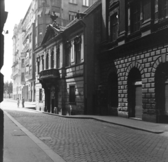 Magyarország, Budapest V., Piarista (Pesti Barnabás) utca a Március 15. tér felé nézve, középen a Galamb utca sarkán a Péterffy-palota, benne a Százéves Étterem., 1959, Keveházi János, Budapest, utcakép, épületszobor, Fortepan #197702