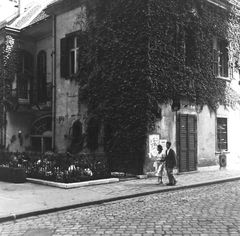 Magyarország, Budapest V., Galamb utca, a Piarista (Pesti Barnabás) utca sarkán álló Péterffy-palota, benne a Százéves Étterem., 1959, Keveházi János, Budapest, repkény, sarokház, Fortepan #197703