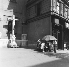 Magyarország, Budapest V., Ferenciek tere, kőkereszt a Belvárosi Ferences templom bejárata mellett., 1959, Keveházi János, Budapest, virágárus, napernyő, kereszt_jelkép, cipész, Fortepan #197704