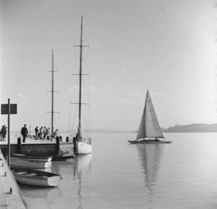 Magyarország, Balatonfüred, hajóállomás, jobbra Tihany., 1959, Keveházi János, vitorláshajó, Fortepan #197709