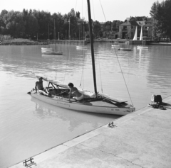 Magyarország, Balatonfüred, vitorláskikötő, a parton a Yacht Club és a Vitorlás étterem épületei., 1959, Keveházi János, vitorláshajó, Fortepan #197711