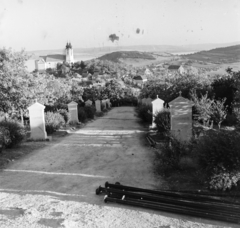 Magyarország,Balaton, Tihany, Attila domb, IV. Károly király emlékére emelt kálvária. Balra a Bencés Apátság., 1959, Keveházi János, kálvária, Fortepan #197713