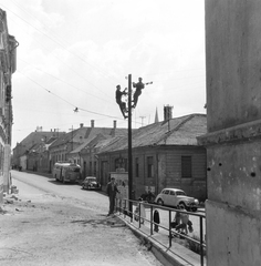 Magyarország, Veszprém, a Brusznyai Árpád utca (Bajcsy-Zsilinszky út) páros oldala a 7.számú ház kapujából nézve., 1958, Keveházi János, villanypózna, utcakép, szerelés, Fortepan #197717