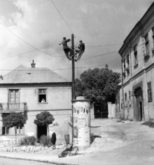 Magyarország, Veszprém, a Brusznyai Árpád utca (Bajcsy-Zsilinszky út) 5. és 7. számú ház., 1958, Keveházi János, hirdetőoszlop, felsővezeték, légvezeték, szerelés, Fortepan #197718