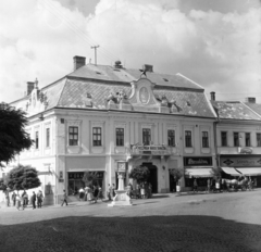 Magyarország, Veszprém, Szabadság tér 1., Kapuváry-ház (ekkor Tanácsháza)., 1958, Keveházi János, középület, árnyékoló, lovaskocsi, divatáru, óra-ékszer, köztéri óra, képarány: négyzetes, áruház, Fortepan #197719