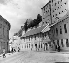 Magyarország, Veszprém, Jókai Mór utca, jobbra fent a Várbörtön., 1958, Keveházi János, fodrászat, postaláda, képarány: négyzetes, Fortepan #197722