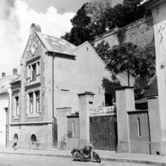 Magyarország, Veszprém, a Jókai Mór utca 10. számú ház., 1958, Keveházi János, motorkerékpár, cégtábla, képarány: négyzetes, Fortepan #197723