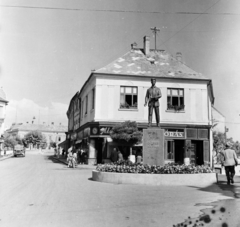 Magyarország, Veszprém, Szabadság tér, balra a Rákóczi Ferenc utca. Előtérben József Attila szobra (Tar István, 1958.), 1958, Keveházi János, órás, képarány: négyzetes, József Attila-ábrázolás, Fortepan #197729