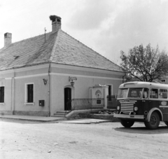 Magyarország,Balaton, Tihany, Kossuth Lajos utca a Mádl Ferenc térnél (Posta köz), balra a posta., 1959, Keveházi János, posta, Fortepan #197732