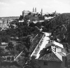 Magyarország, Veszprém, kilátás a Viaduktról a Várra. Lent a Kittenberger Kálmán (Gépház) utca., 1958, Keveházi János, látkép, képarány: négyzetes, Fortepan #197744