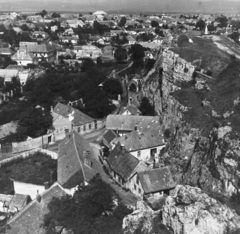 Magyarország, Veszprém, Várkilátó, kilátás a Margit-romok irányába., 1958, Keveházi János, madártávlat, háztető, képarány: négyzetes, Fortepan #197747