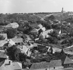 Magyarország, Veszprém, kilátás az Érseki Palota keleti teraszról a Jutasi (Felszabadulás) út házai és az Árpád-házi Szent Margit-templom felé, lent a Pajta utca., 1958, Keveházi János, madártávlat, háztető, képarány: négyzetes, Fortepan #197748