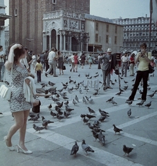 Olaszország, Velence, Szent Márk tér., 1974, Fortepan, divat, színes, madár, galamb, harangtorony, Jacopo Sansovino-terv, Fortepan #19775