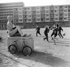 Magyarország, Budapest XI., park a Feneketlen-tó mellett, előtérben az Ülő fiú című szobor (Gádor Magda, 1961.). Háttérben a Sport (később Flamenco) szálló és a Tas vezér utca - Villányi út sarkán álló lakóház., 1968, Keveházi János, Budapest, Fortepan #197766