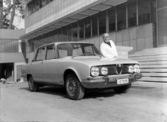 Magyarország, Budapest VIII., Üllői út 78/a, SOTE (később Semmelweis Egyetem) Radiológiai Klinika bejárata. Alfa Romeo 1750 Berlina személygépkocsi., 1977, Fortepan, gyógyintézmény, Alfa Romeo-márka, olasz gyártmány, automobil, rendszám, Alfa Romeo 1750, Budapest, könyökölni, Fortepan #19777