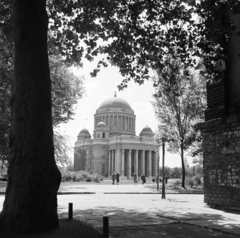 Magyarország, Budapest VIII., Szenes Iván tér és a Magyarok Nagyasszonya tér (Rezső tér) az Elnök utcából nézve, szemben a Magyarok Nagyasszonya-templom., 1959, Keveházi János, Budapest, templom, Fortepan #197773