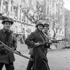 Magyarország, Budapest VIII., József körút a Práter utca közelében, jobbra a Kisfaludy (Corvin) köz torkolata látszik., 1956, ETH Zürich, Comet Photo AG/Jack Metzger, kalap, csoportkép, férfiak, rom, barikád, fegyver, sisak, fiúk, tányérsapka, kézigránát, kamasz, PPS géppisztoly, Mosin-Nagant-márka, Budapest, Pufajka, képarány: négyzetes, Fortepan #197791