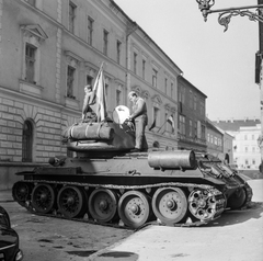 Magyarország, budai Vár, Budapest I., Úri utca a Lant utca felől a Kapisztrán tér felé nézve, balra a 64. számú ház., 1956, ETH Zürich, Comet Photo AG/Jack Metzger, forradalom, Budapest, harckocsi, Fortepan #197792