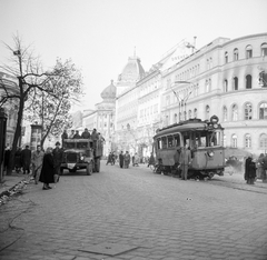 Magyarország, Budapest VIII., József körút, balra a Nemzeti Színház, villamos maradványa a Népszínház utca torkolata előtt., 1956, ETH Zürich, Comet Photo AG/Jack Metzger, járókelő, teherautó, villamos, járműroncs, Budapest, képarány: négyzetes, Fortepan #197795