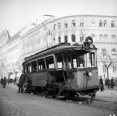 Magyarország, Budapest VIII., József körút, jobbra a háttérben a Népszínház utca torkolata., 1956, ETH Zürich, Comet Photo AG/Jack Metzger, járókelő, villamos, járműroncs, Budapest, képarány: négyzetes, Fortepan #197796