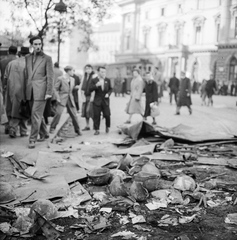 Magyarország, Budapest VIII., József körút a Blaha Lujza térnél, háttérben a Nemzeti Színház., 1956, ETH Zürich, Comet Photo AG/Jack Metzger, tömeg, járókelő, rom, sisak, Budapest, képarány: négyzetes, Fortepan #197797