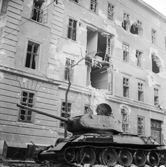 Magyarország, Budapest IX., Üllői út, harckocsi maradványa a Kilián laktanya előtt., 1956, ETH Zürich, Comet Photo AG/Jack Metzger, járműroncs, laktanya, T-34 tank, Budapest, Fortepan #197799