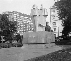 Magyarország, Budapest V., Jászai Mari tér, Marx és Engels szobra (Segesdi György, 1971.)., 1972, Fortepan, reklám, szobor, Karl Marx-ábrázolás, Friedrich Engels-ábrázolás, Budapest, kubizmus, Segesdi György-terv, Fortepan #1978