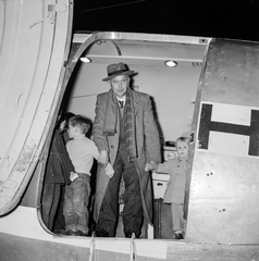 Svájc, Zürich, a Swiss Air Line repülőjén érkezett magyar menekültek fogadása a repülőtéren., 1956, ETH Zürich, Comet Photo AG/Jack Metzger, repülőgép, kézenfogva, Fortepan #197801