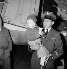 Svájc, Zürich, a Swiss Air Line repülőjén érkezett magyar menekültek fogadása a repülőtéren., 1956, ETH Zürich, Comet Photo AG/Jack Metzger, kézben tartani, gyerek, Fortepan #197802