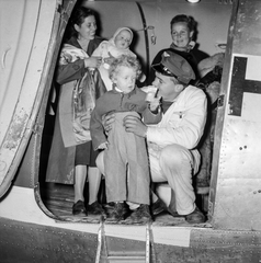 Svájc, Zürich, a Swiss Air Line repülőjén érkezett magyar menekültek fogadása a repülőtéren., 1956, ETH Zürich, Comet Photo AG/Jack Metzger, gyerek, Fortepan #197803