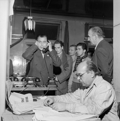 Magyarország, Budapest VIII., Blaha Lujza tér, a Szabad Nép székháza. A telefonnál Dudás József, a Magyar Nemzeti Forradalmi Bizottmány vezetője., 1956, ETH Zürich, Comet Photo AG/Jack Metzger, Budapest, Best of, forradalom, telefon, Fortepan #197807