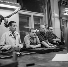 Magyarország, Budapest VIII., Blaha Lujza tér, a felvétel a Szabad Nép székházában készült., 1956, ETH Zürich, Comet Photo AG/Jack Metzger, Budapest, képarány: négyzetes, várakozás, újság, nyomda, Fortepan #197815