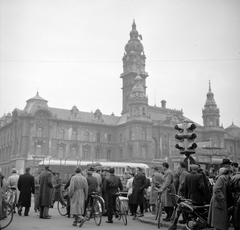 Magyarország, Győr, Szent István (Sztálin) út, szemben a Városháza., 1956, ETH Zürich, Comet Photo AG/Jack Metzger, csoportosulás, várakozás, Fortepan #197817