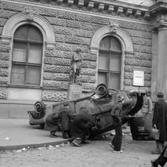 Magyarország, Budapest VIII., Blaha Lujza tér, Lendvay Márton szobra (Dunaiszky László, 1860.) a Nemzeti Színház mellett., 1956, ETH Zürich, Comet Photo AG/Jack Metzger, forradalom, járókelő, járműroncs, Budapest, képarány: négyzetes, Fortepan #197819